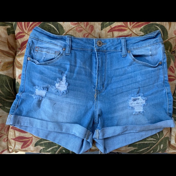 Distressed Shorts 💎 - Picture 2 of 3